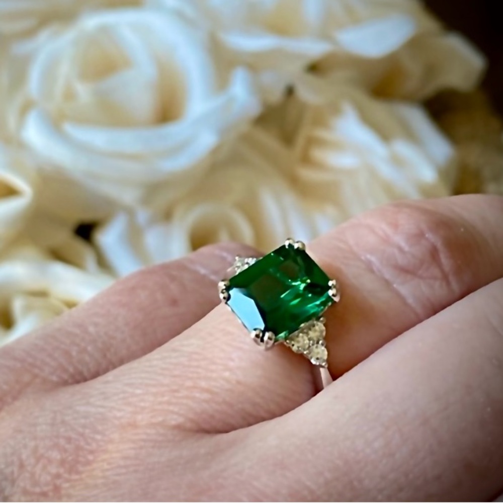 NWB🎁 Stunning Fine Sterling & Emerald Ring